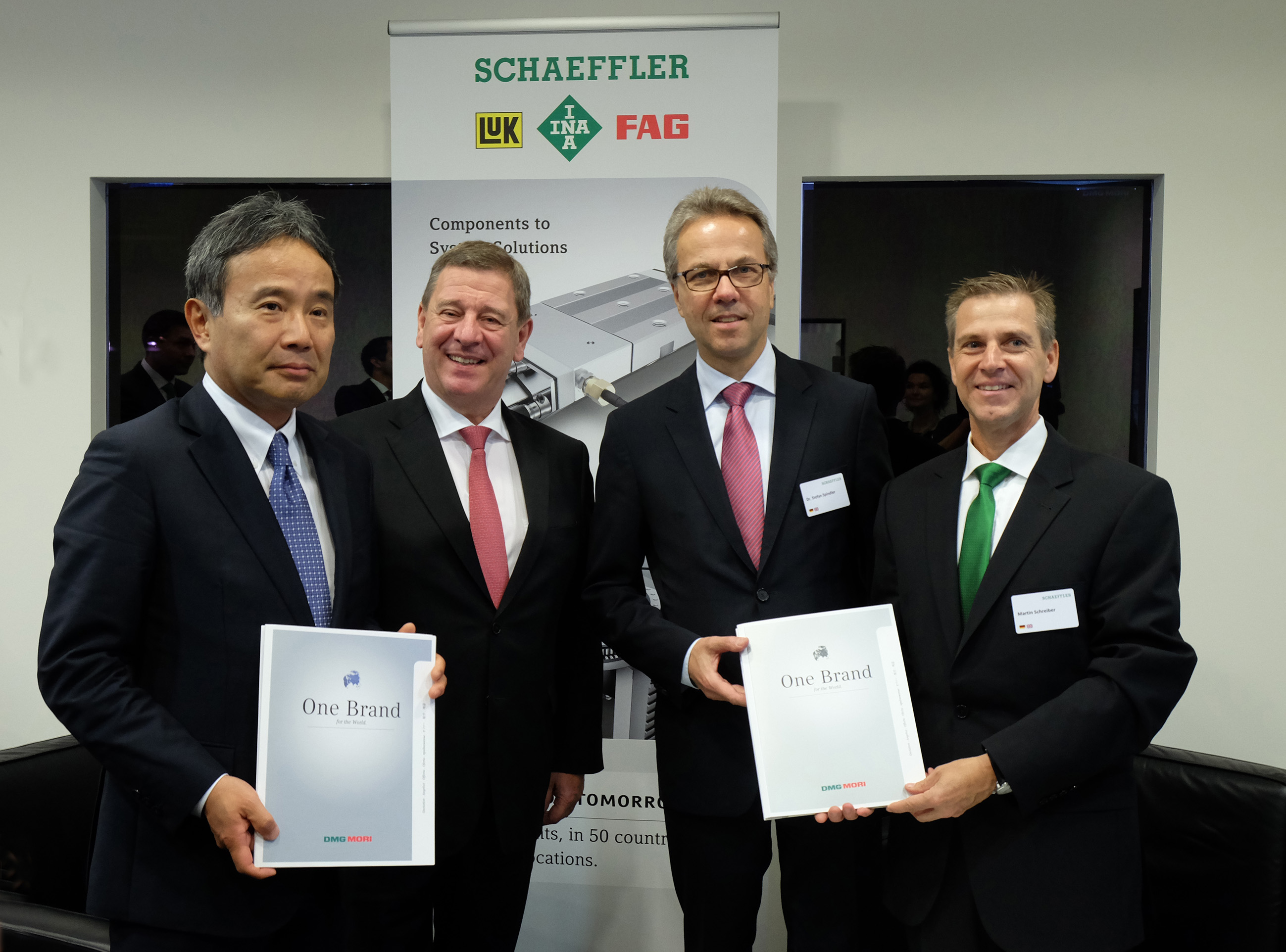 舍弗勒與德馬吉森精機(jī)簽署全球營銷協(xié)議。從左至右：德馬吉森精機(jī)有限公司首席執(zhí)行官森雅彥博士、德馬吉森精機(jī)股份有限公司首席執(zhí)行官呂迪格&middot;卡皮察博士、舍弗勒集團(tuán)工業(yè)事業(yè)部首席執(zhí)行官斯特凡&middot;施平德勒博士、舍弗勒集團(tuán)工業(yè)事業(yè)部制造機(jī)械事業(yè)部總裁馬丁&middot;施賴伯。